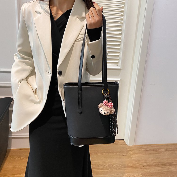 PU Tote Shoulder Bag with Zipper and Stitching - Black,Red,Green,Brown - With Pendant,Without Pendant - Image 4