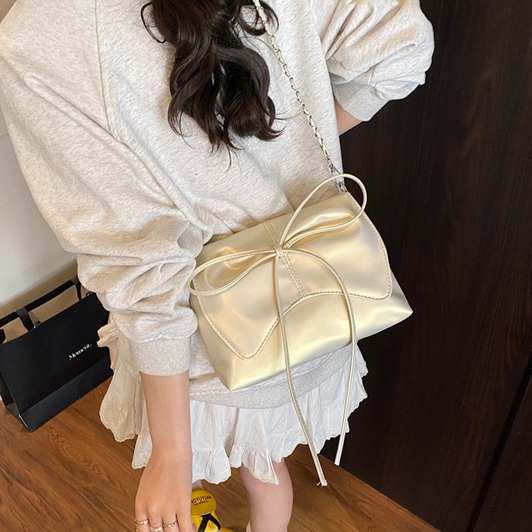 Women's Single Shoulder Bag with Magnetic Closure Winter 2025 Pearl White Pearl Pink